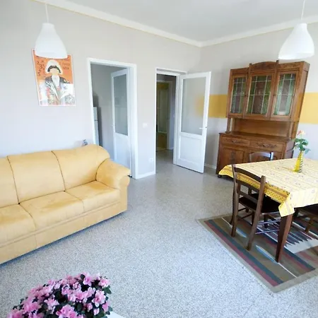 - In The Center Διαμέρισμα Ιβρέα